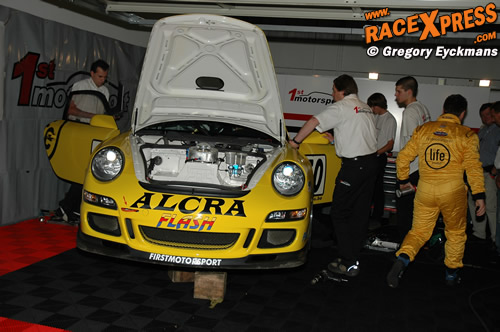 Vlak voor de start kreeg de Porsche problemen, en moest uit de pits vertrekken